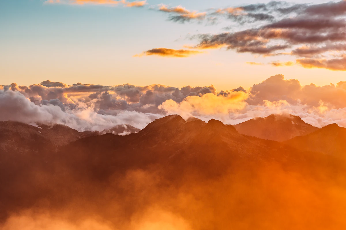 Haarscherp berglandschap bij zonsondergang: het verschil van 4K IPTV