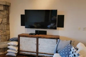 Grote 4K tv aan de muur in de woonkamer voor 4K IPTV