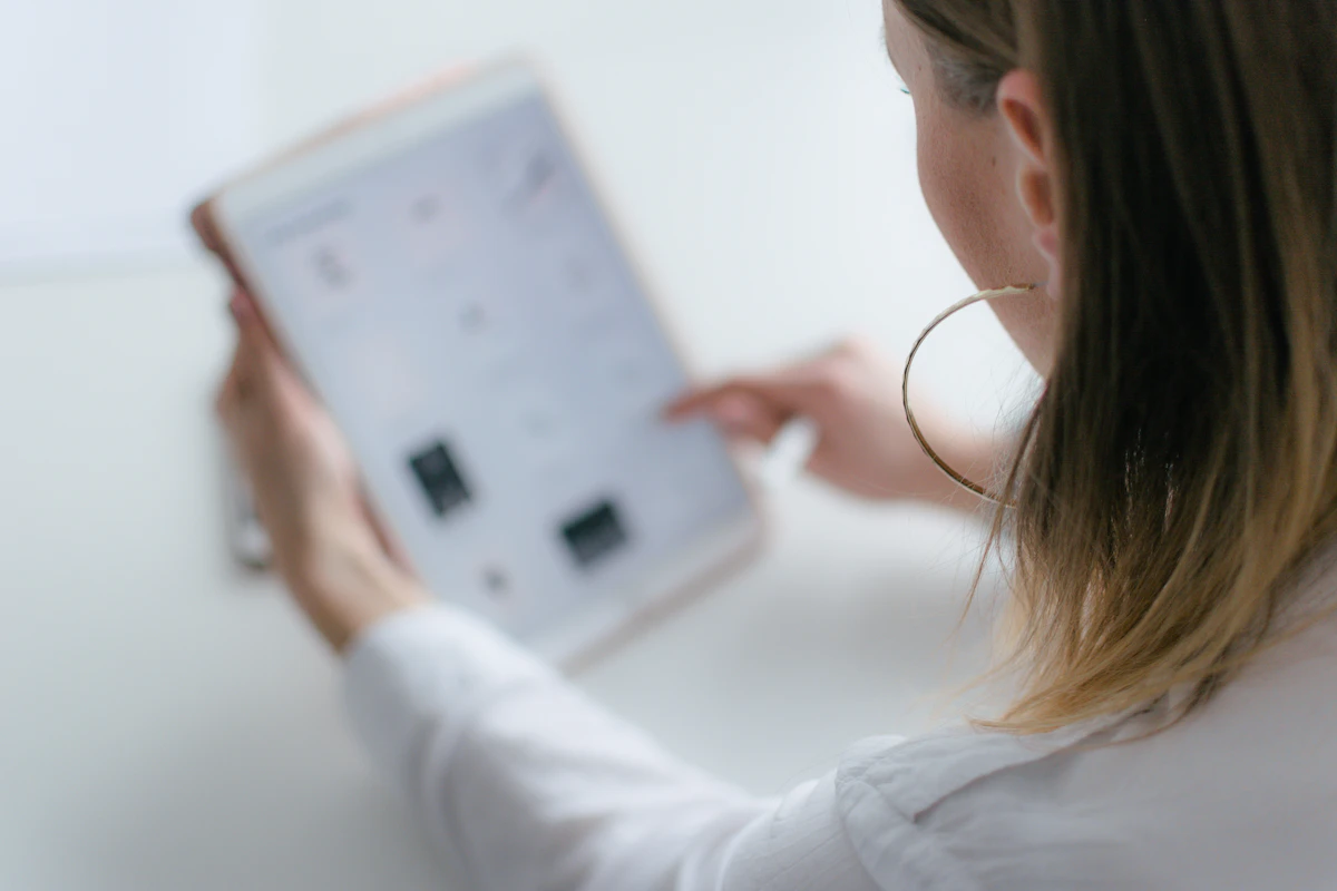 Vrouw stelt een IPTV-app in op haar tablet