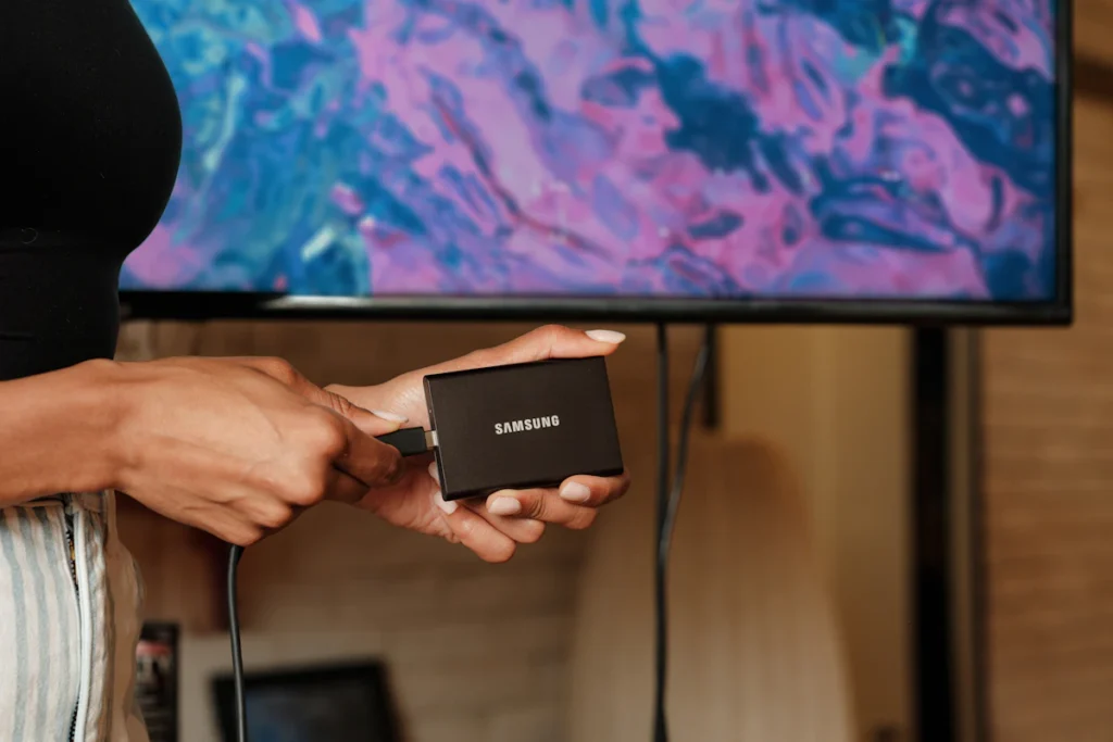Beste IPTV box wordt aangesloten op een tv
