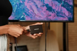 Beste IPTV box wordt aangesloten op een tv