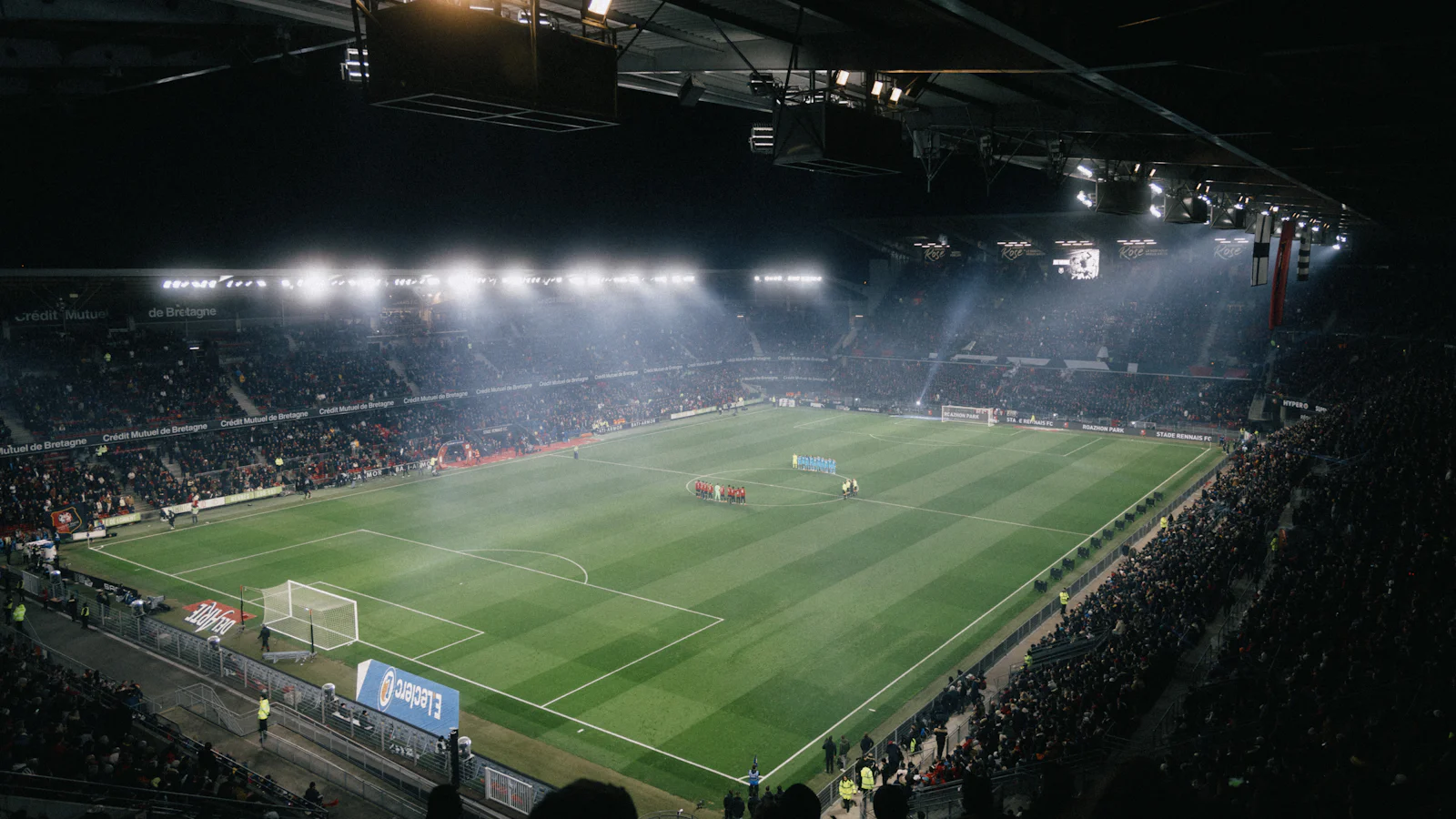Live sport kijken met de beste IPTV in een vol stadion