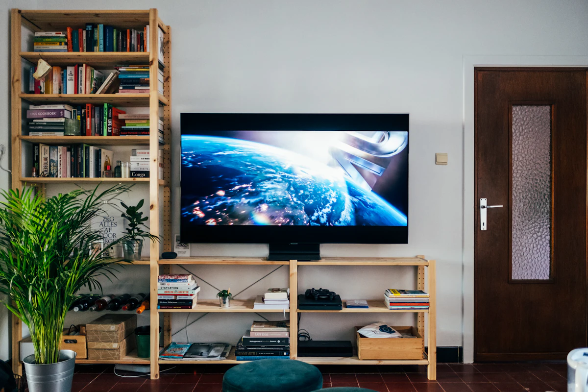 Grote tv in de woonkamer klaar om IPTV te kijken met IBO Player Pro