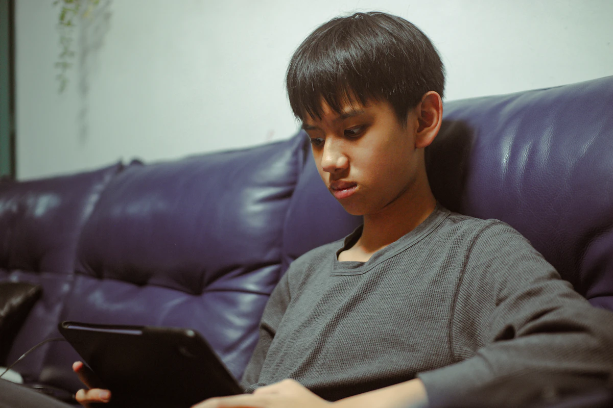 IPTV kijken op een Android tablet op de bank