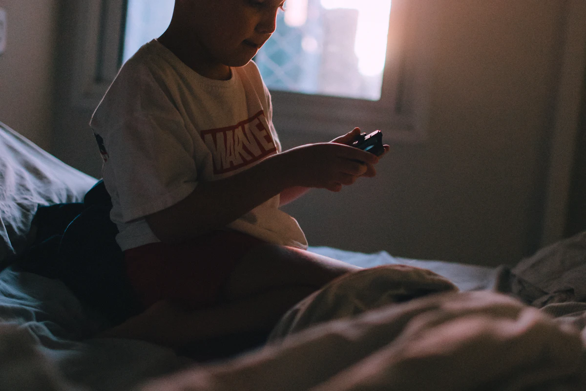 's Avonds IPTV kijken met een iPhone in bed
