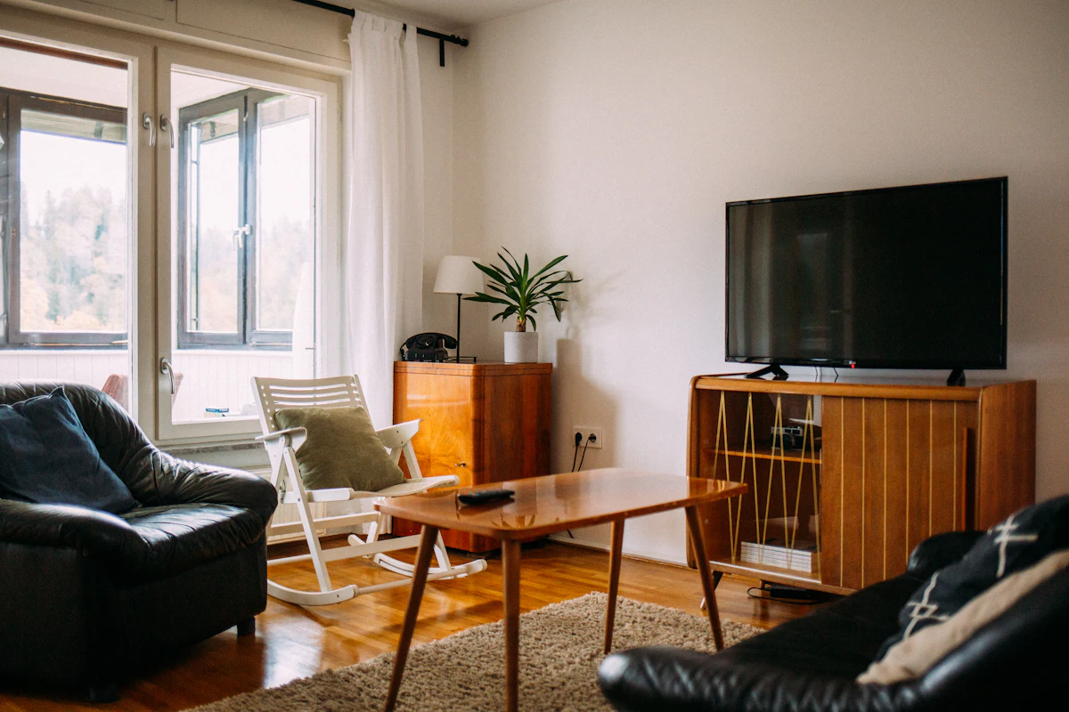 LG smart tv op een houten meubel in de woonkamer, klaar voor een IPTV app