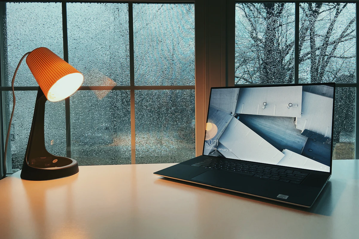 Laptop bij het raam met een IPTV player Windows 11