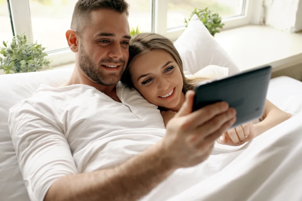 Stel kijkt samen IPTV met IPTV Smarters Pro op een tablet