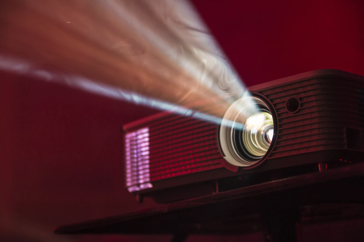 Beamer voor een thuisbioscoop met Kodi IPTV