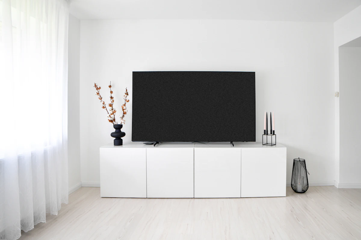 Televisie in een lichte woonkamer klaar voor Net IPTV