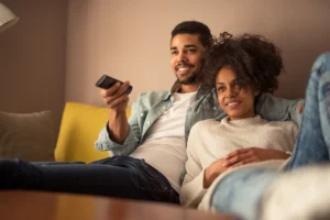 Samen tv kijken met SS IPTV op een smart tv