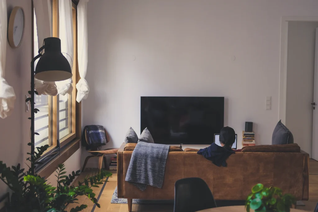 TiviMate IPTV kijken op de tv in de woonkamer